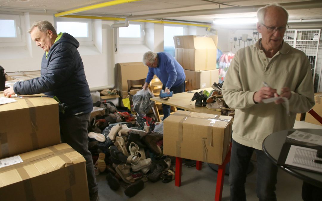 Im Keller des Mehrgenerationenhauses werden die gespendeten Schuhpaare sortiert und verpackt.